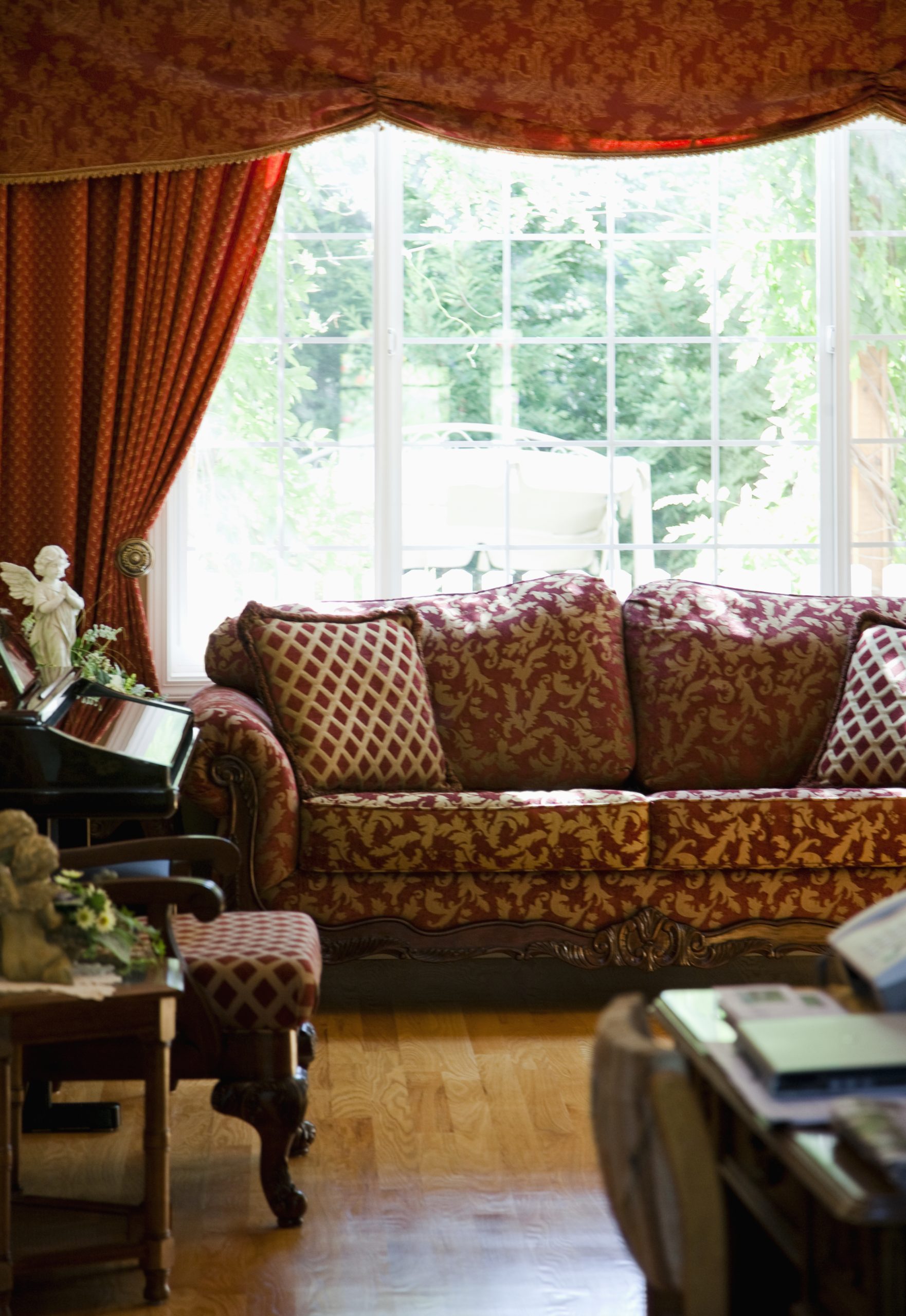 What are traditional living room designs? 